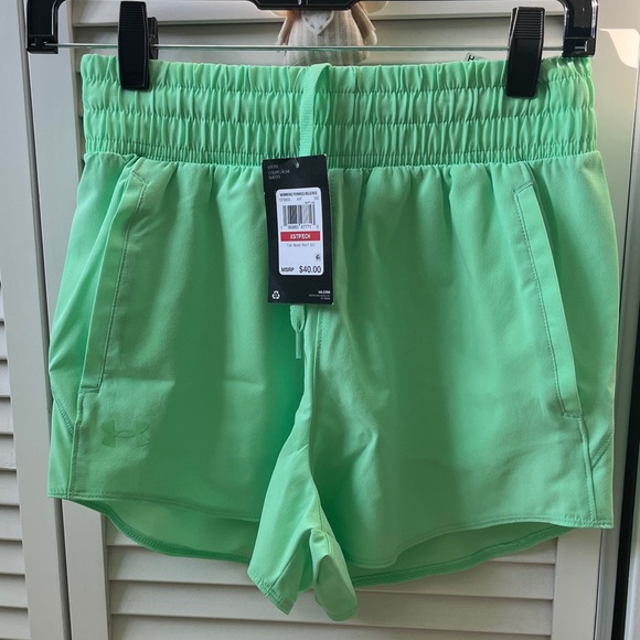 Under Armour Pants - NWT Under Armour Women's Vibrant Green Athletic Shorts, size XS, 2 side pockets